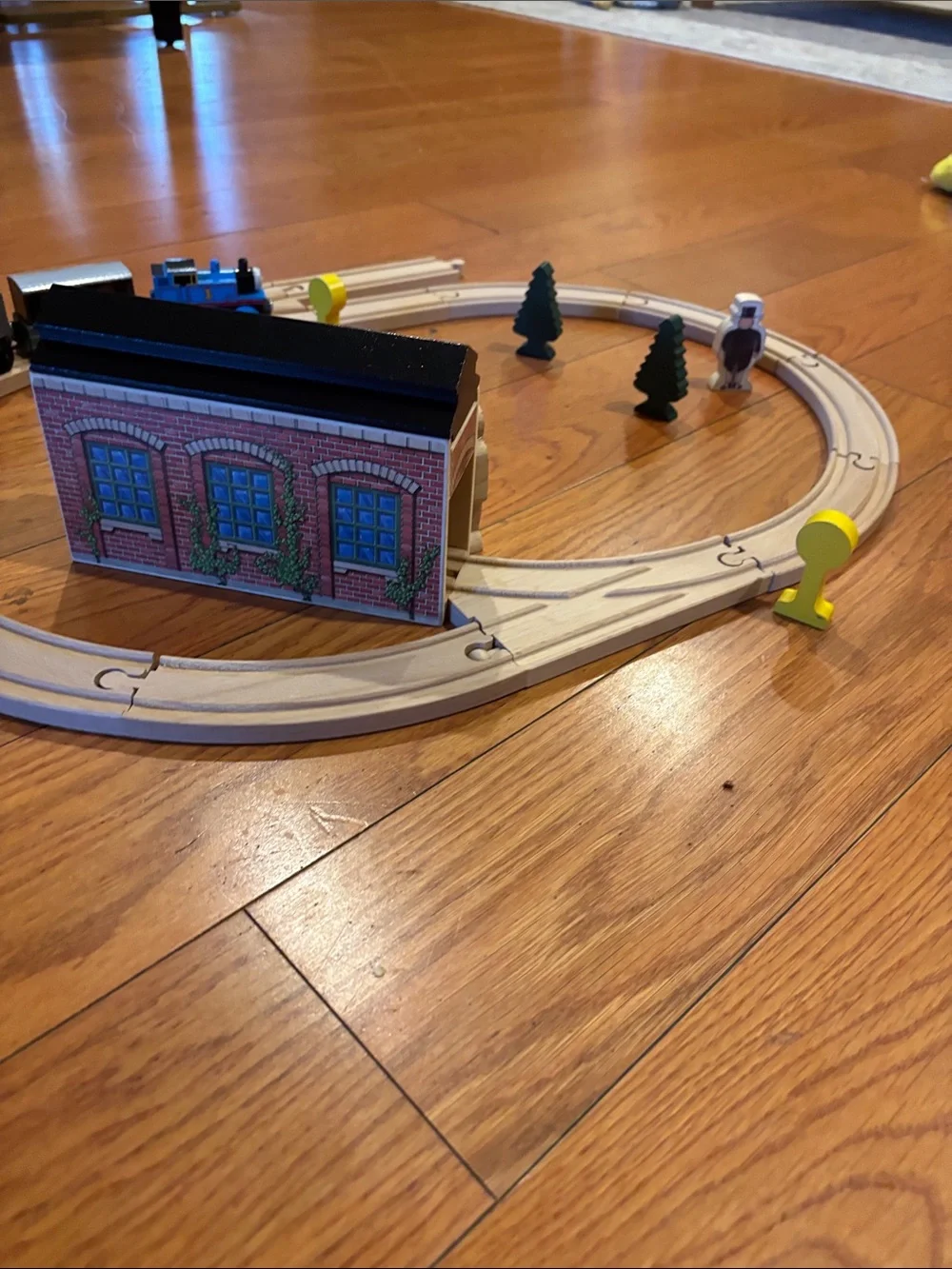 Thomas the Train Wooden Toy Train Set with Track and Accessories - Picture 5 of 8